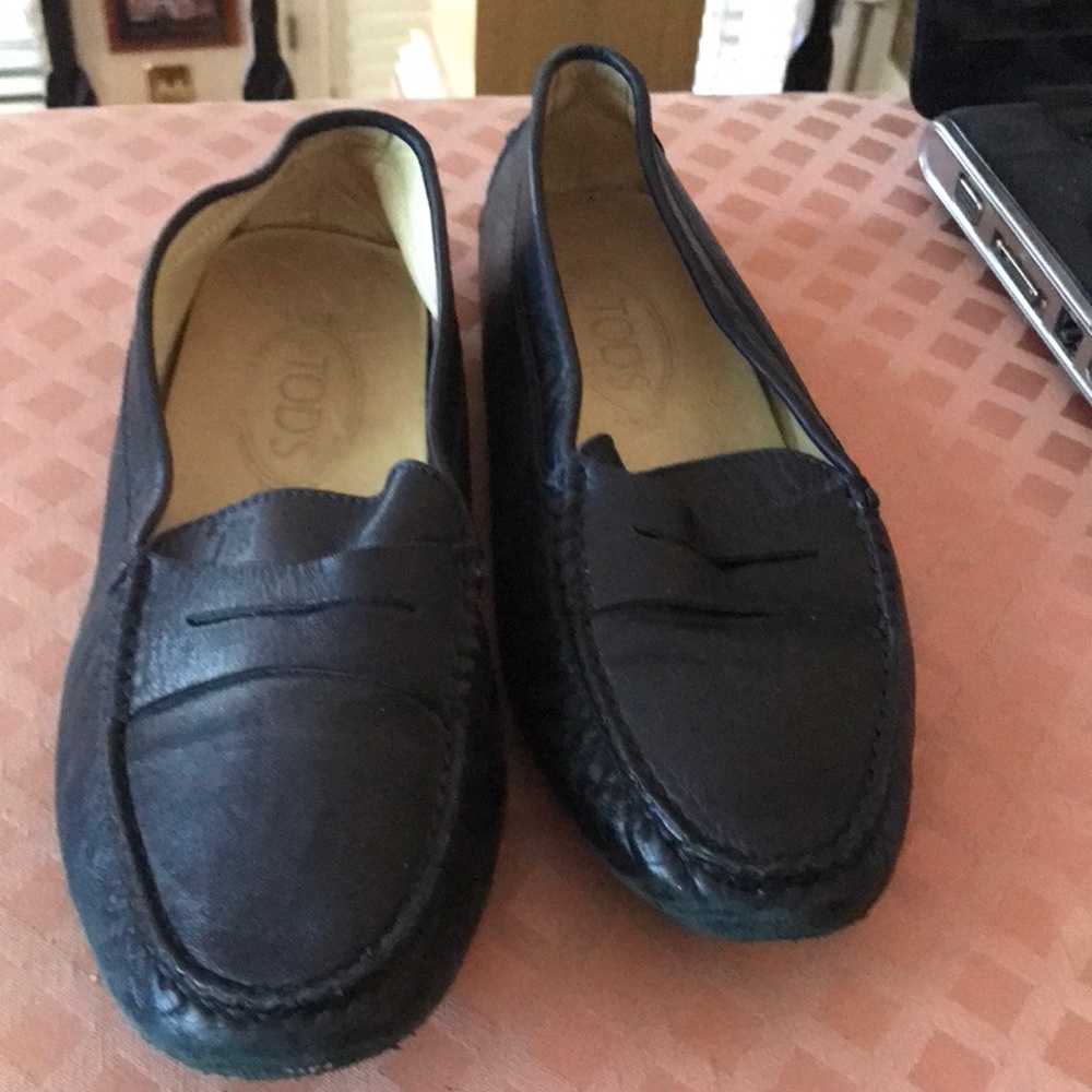 Tod’s black driving loafer, 7.5